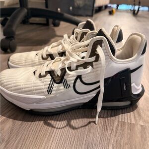 Nike Men's White and Black Athletic Shoes